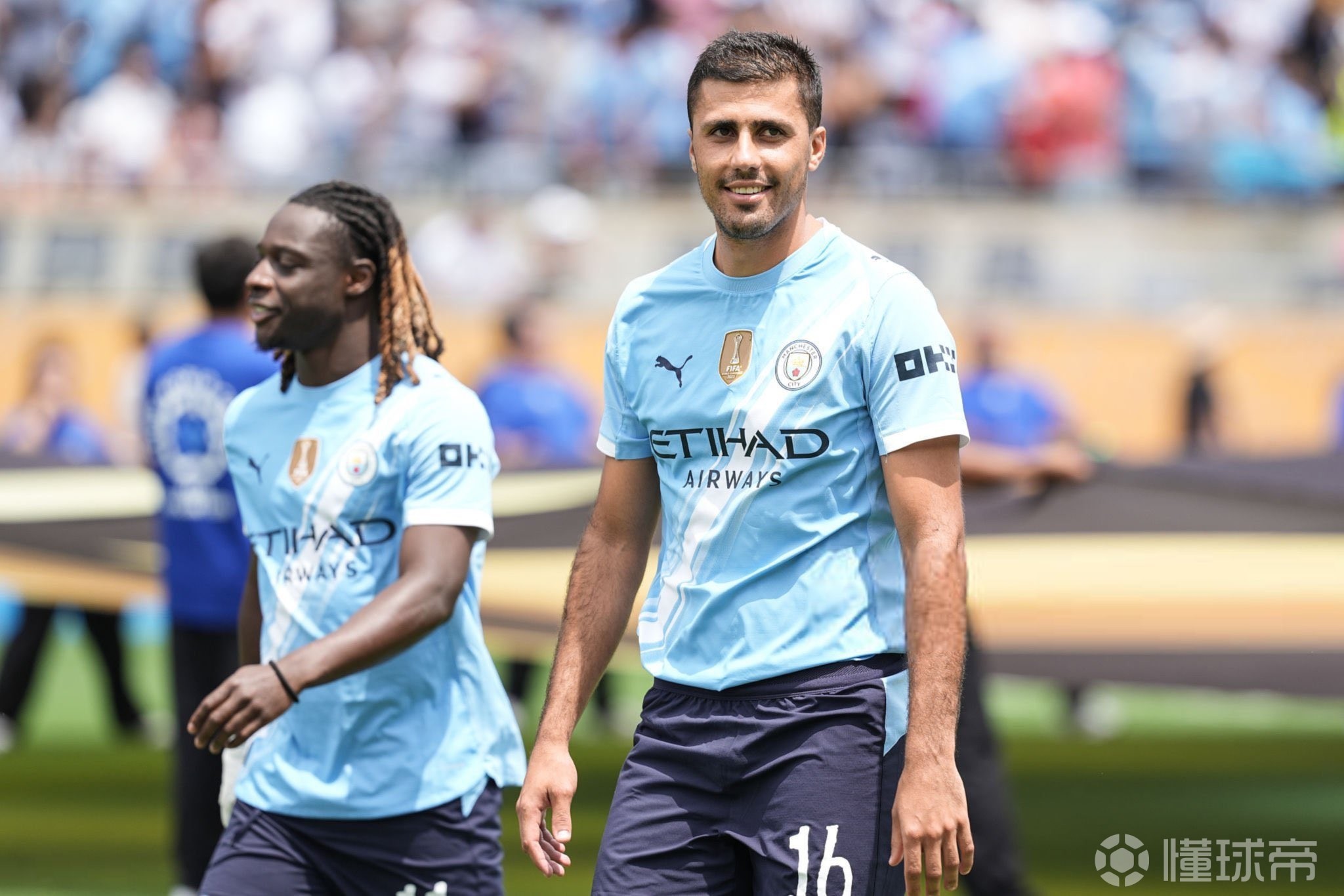 梅西美职联夺冠，C罗黯然神伤（梅西加冕美职联冠军，C罗黯然失色）