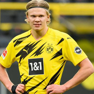 被球迷喷得退出国家队的吴曦，其实是郑智后最强后腰，场上也很拼（因球迷质疑一度退出国足的吴曦，其实是郑智之后最强后腰，场上拼劲十足）