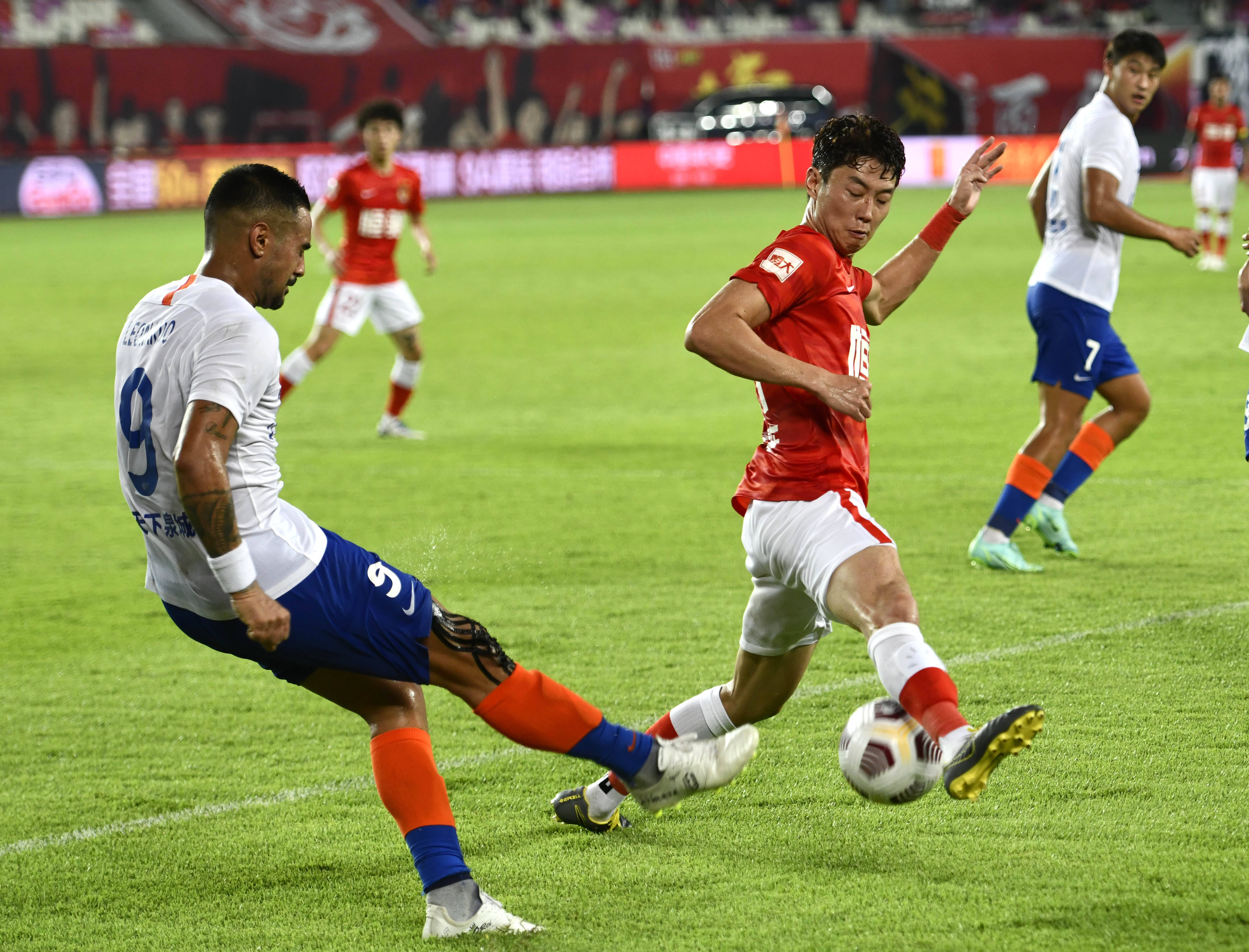 津门虎将在11月16日举办年票球迷开放日活动，共100个名额（津门虎11月16日举行年票球迷开放日，限额100名）